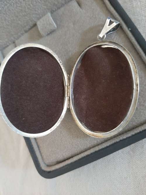 LARGE VINTAGE STERLING SILVER LOCKET