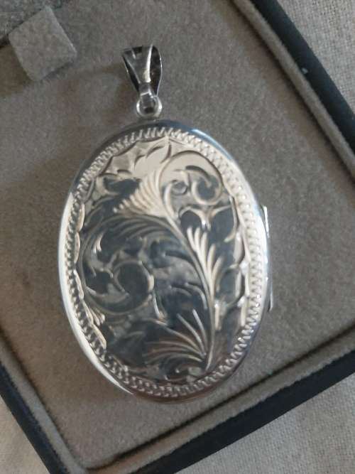 LARGE VINTAGE STERLING SILVER LOCKET