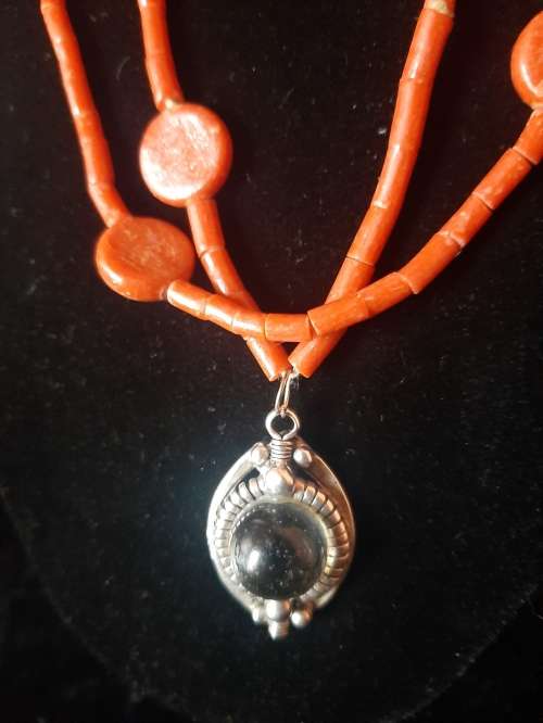 ANTIQUE NATURAL CORAL AND CRYSTAL NECKLACE