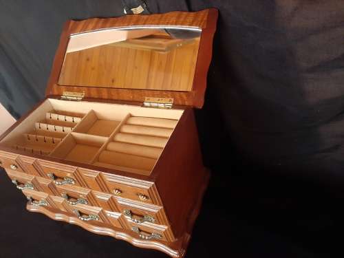 VINTAGE WOODEN MUSICAL JEWELERY BOX