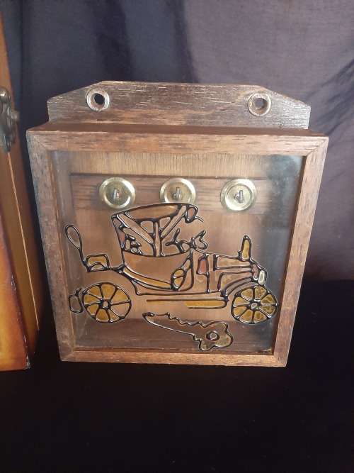 VINTAGE BOX KEYHOLDERS LOT
