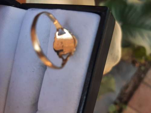 9CT VINTAGE YELLOW GOLD SIGNET RING