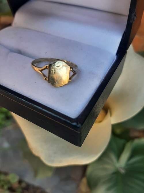 9CT VINTAGE YELLOW GOLD SIGNET RING