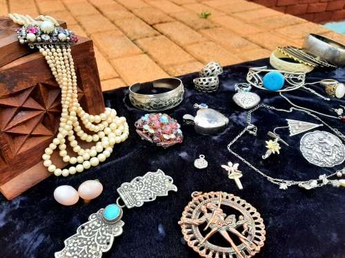 LOT OF INTERESTING VINTAGE JEWELERY