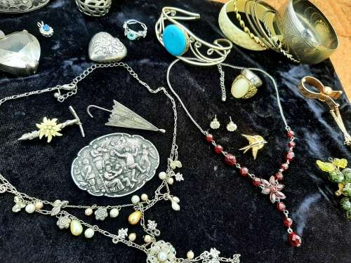 LOT OF INTERESTING VINTAGE JEWELERY