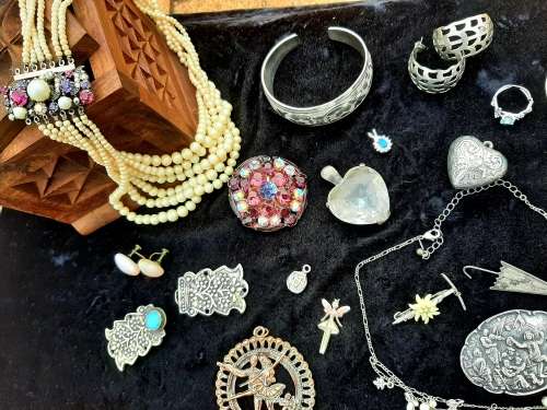 LOT OF INTERESTING VINTAGE JEWELERY