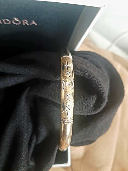 9CT SOLID GOLD VINTAGE  BANGLE WITH DESIGN