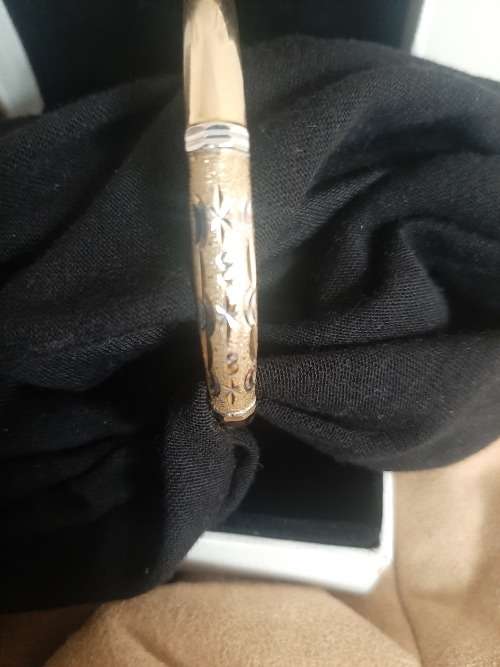 9CT SOLID GOLD VINTAGE  BANGLE WITH DESIGN