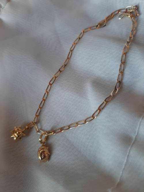 9CT GOLD VINTAGE HANDCHAIN WITH TWO CHARMS
