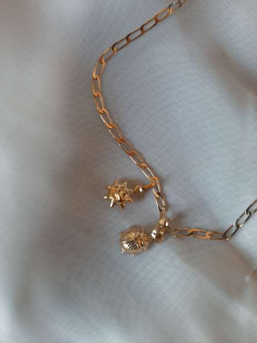 9CT GOLD VINTAGE HANDCHAIN WITH TWO CHARMS