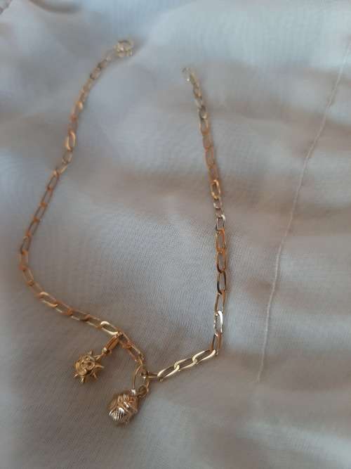9CT GOLD VINTAGE HANDCHAIN WITH TWO CHARMS