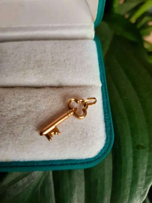 9CT SOLID GOLD VINTAGE KEY PENDANT
