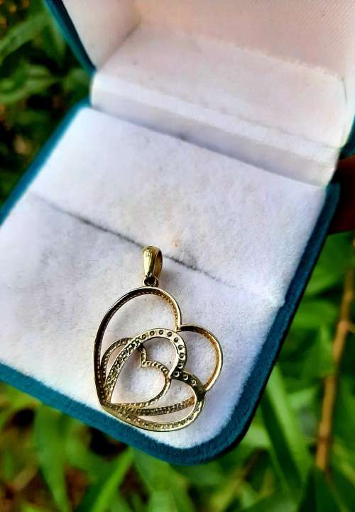 SOLID 9CT GOLD DIAMOND TRIPLE HEART PENDANT