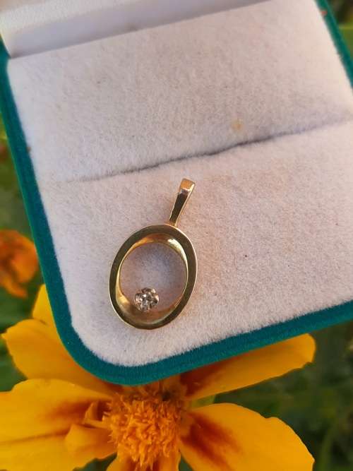 9CT SOLID GOLD VINTAGE DIAMOND PENDANT