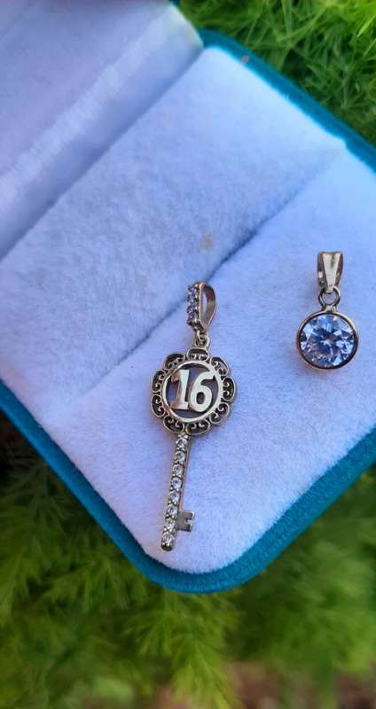 9CT SOLID GOLD VINTAGE PENDANTS LOT