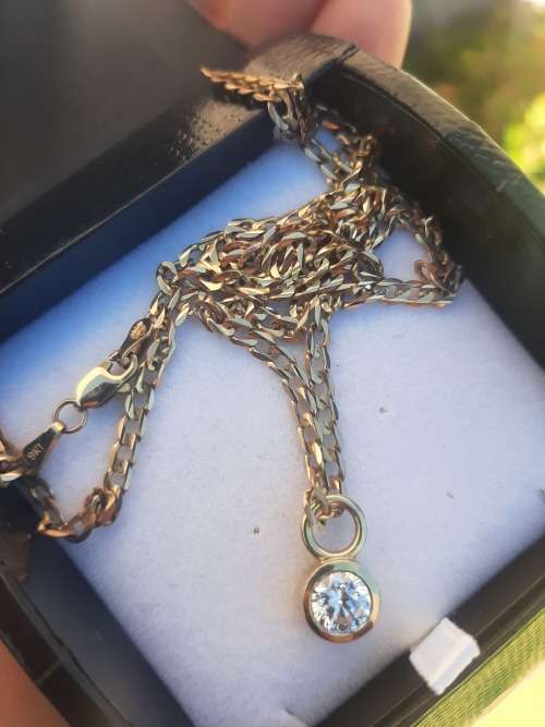 9CT SOLID GOLD CHAIN AND PENDANT SET