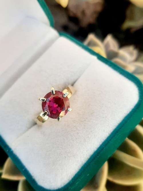ANTIQUE LARGE RUBY 9CT RING