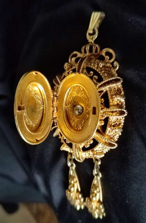 VINTAGE FLORENZA LOCKET PENDANT