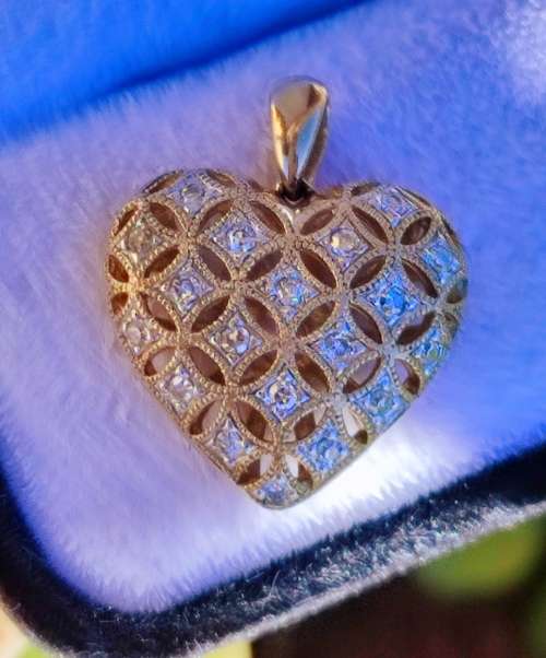 9CT SOLID GOLD DIAMOND PENDANT