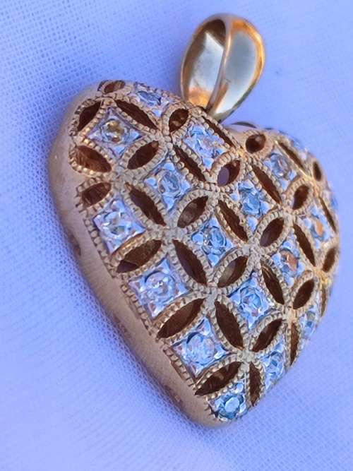 9CT SOLID GOLD DIAMOND PENDANT