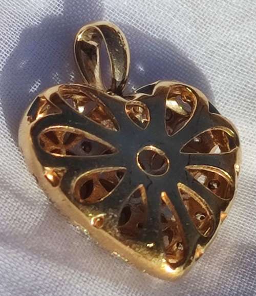 9CT SOLID GOLD DIAMOND PENDANT