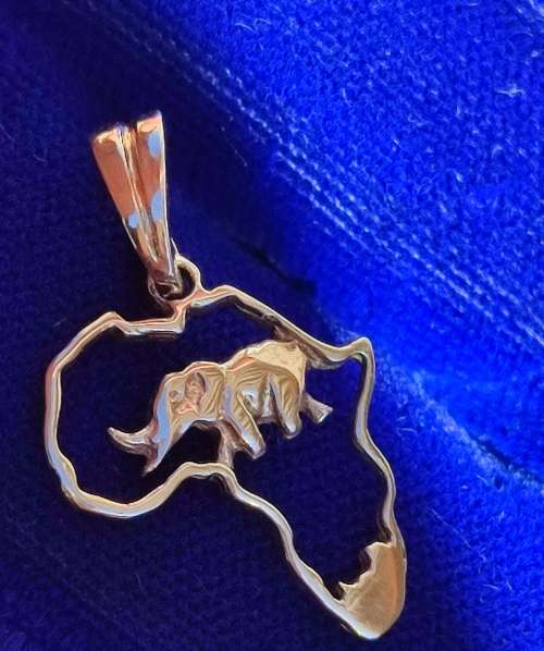 9CT SOLID GOLD AFRICA PENDANT