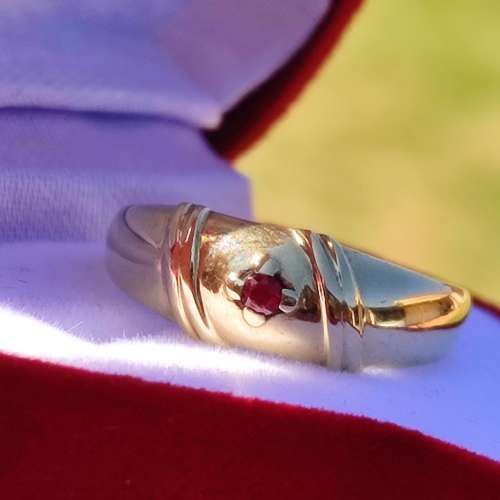 9CT GOLD VINTAGE RUBY RING