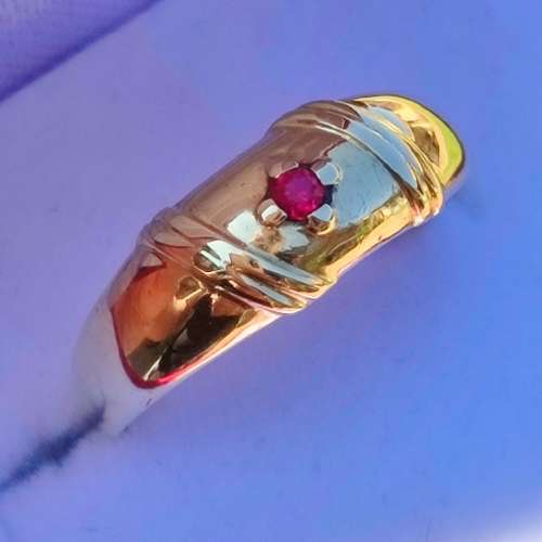 9CT GOLD VINTAGE RUBY RING