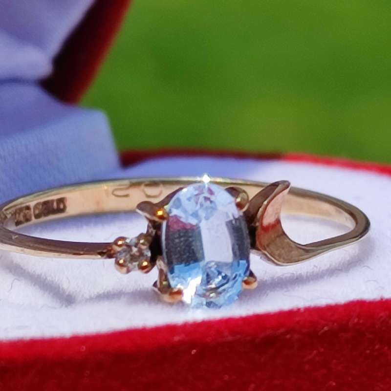 9CT GOLD VINTAGE DIAMOND BLUE STONE RING