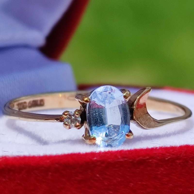 9CT GOLD VINTAGE DIAMOND BLUE STONE RING