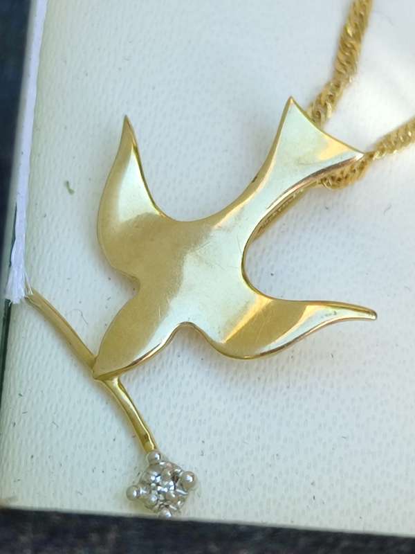 9CT GOLD DIAMOND DOVE PENDANT SET