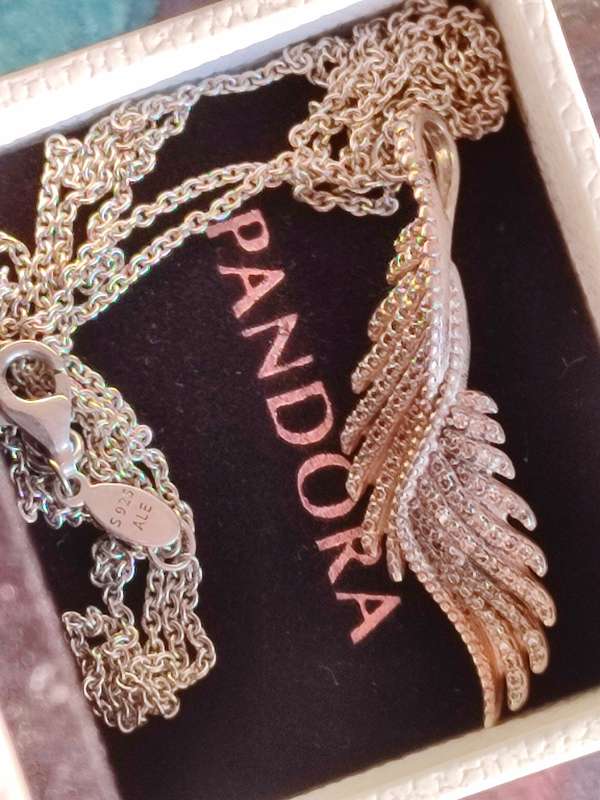 Pandora Limited Edition Feather Pendant and Chain Set