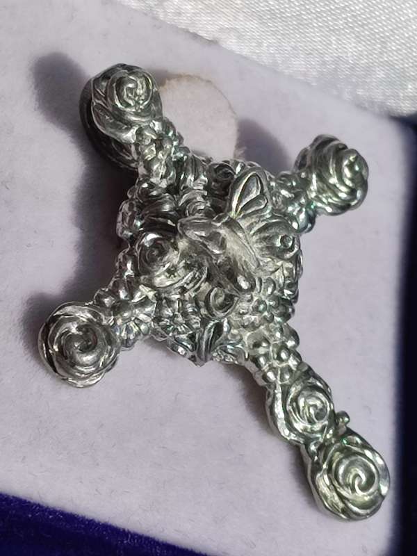 Jenna Clifford Roses Cross Pendant