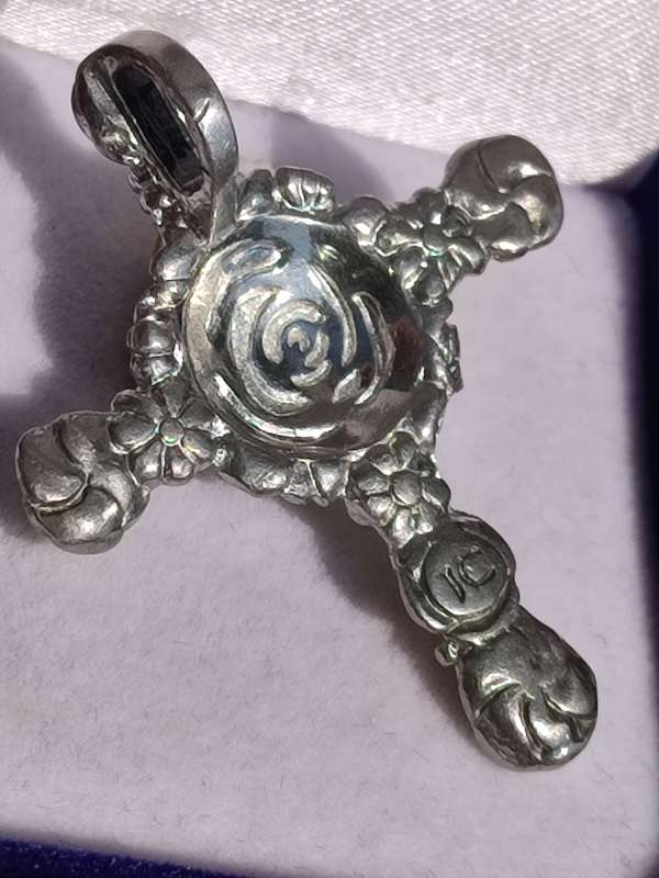 Jenna Clifford Roses Cross Pendant