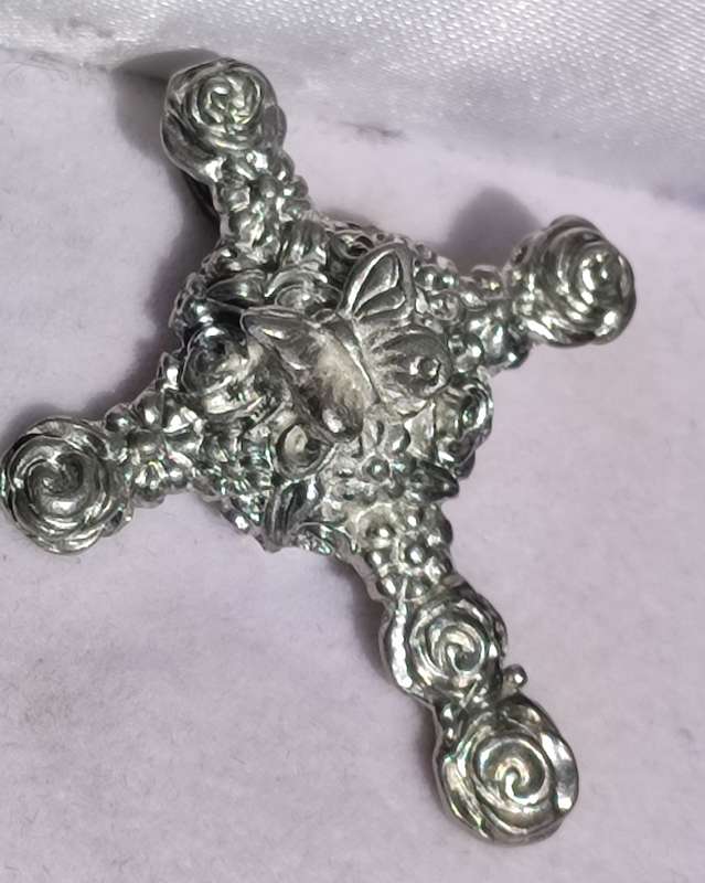 Jenna Clifford Roses Cross Pendant