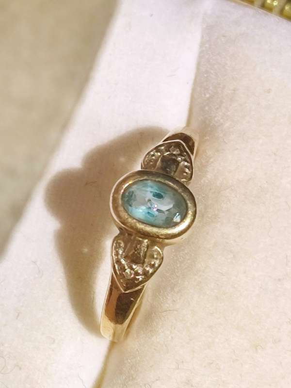 9ct Gold Blue Stone Dress Ring