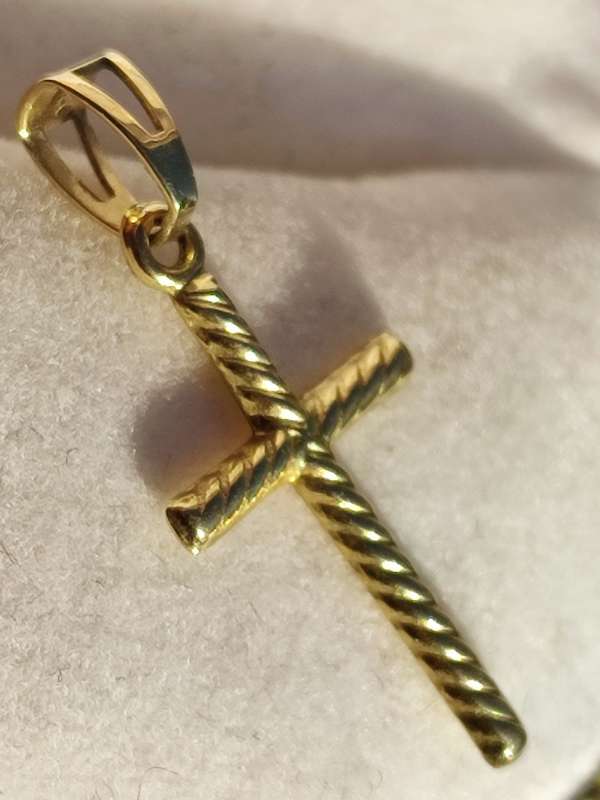 9ct Gold Dainty Cross Pendant