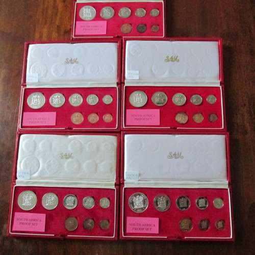 5 X S.A. 1970-1975 (EXCLD. 1974) PROOF SETS IN RED L.P. BOX - 1/2 CENT TO SILVER RAND