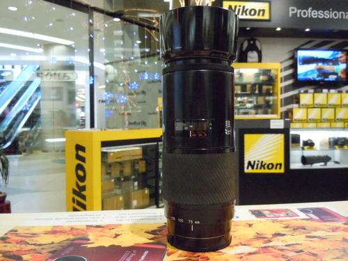 Minolta 75-300mm f4.5-5.6 (compatible with Sony slr)