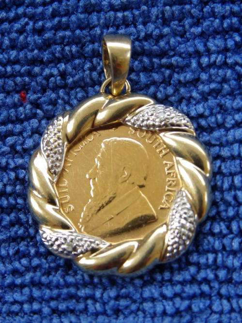 1/10 2001 GOLD KRUGERRAND PENDANT WITH 4 DIAMONDS SET IN 9CT GOLD