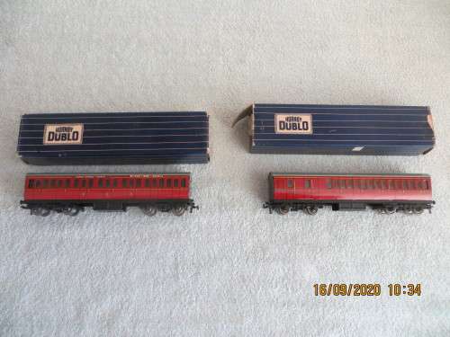 Hornby Dubo D14  boxed Suburban Coaches x 2