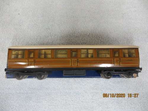 Hornby Dublo N.E. D1 Coaches x 3 and M.R. D3 Coach empty box.