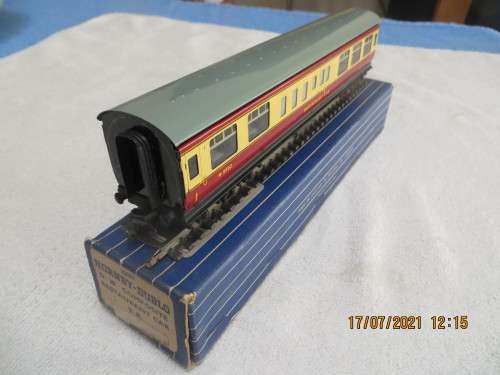Hornby Dublo D20 Composite Restaurant Car, 2 or 3 rail - boxed