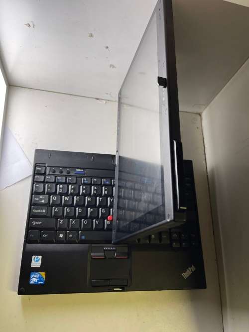 Lenovo  X201 Foldable Tablet PC / Laptop - Core i7 , 4 GB RAM
