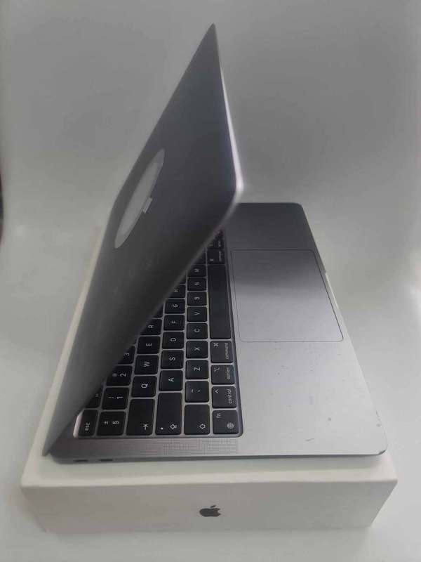 Macbook Air  13 inch with Apple M1 Chip 256GB SSD