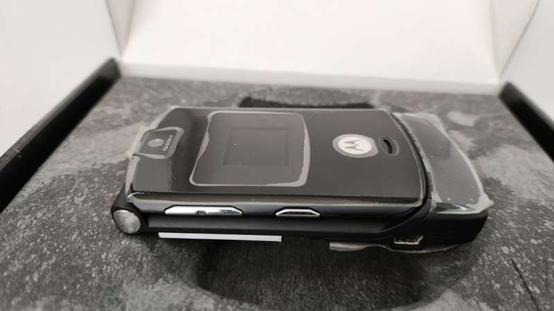 Retro Slide Phone -  Motorola RAZR V3