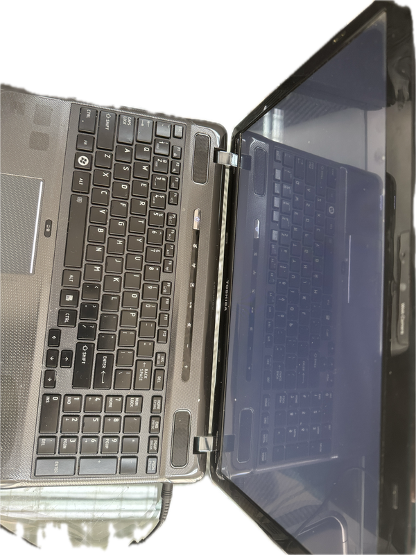 Toshiba Satelite -  i3 - 4GB Ram - 111 GB MEM- Windows 10 PRO -  HARMAN/KARDON SOUND - READ  AD
