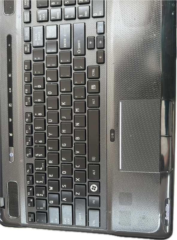 Toshiba Satelite -  i3 - 4GB Ram - 111 GB MEM- Windows 10 PRO -  HARMAN/KARDON SOUND - READ  AD