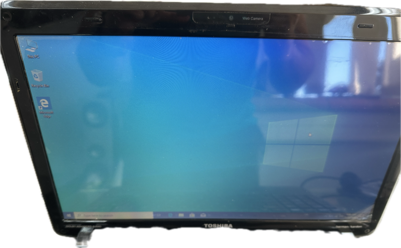 Toshiba Satelite -  i3 - 4GB Ram - 111 GB MEM- Windows 10 PRO -  HARMAN/KARDON SOUND - READ  AD
