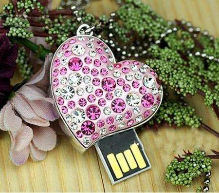 Valentines a different gift - USB Memory Stick / 4GB Crystal Heart USB 2.0 Flash Drive